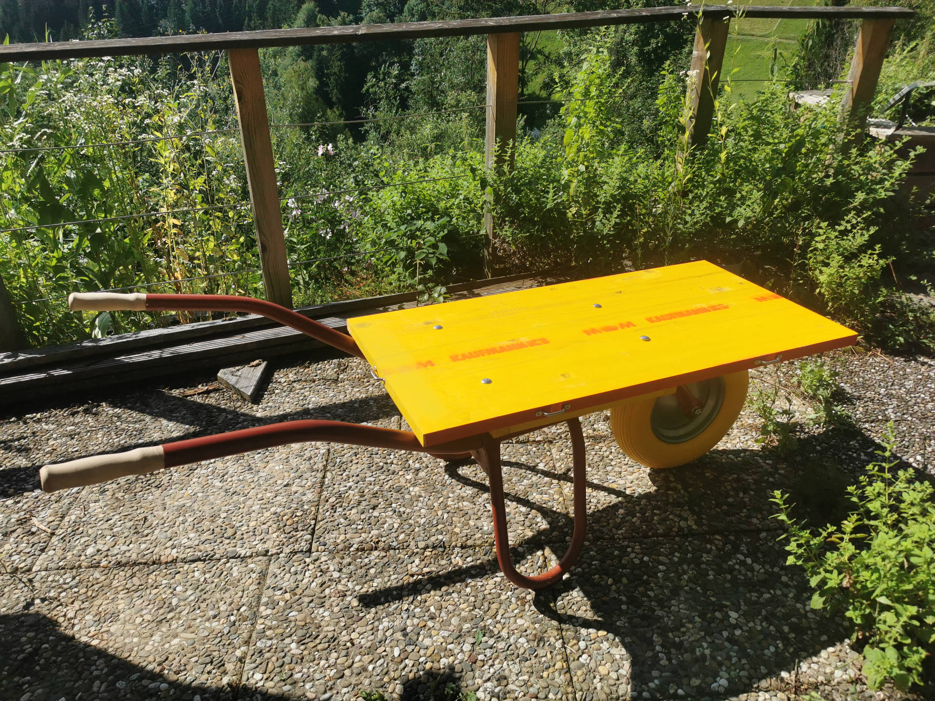 Cargo-Bee für den Transport von Bienenbeuten.