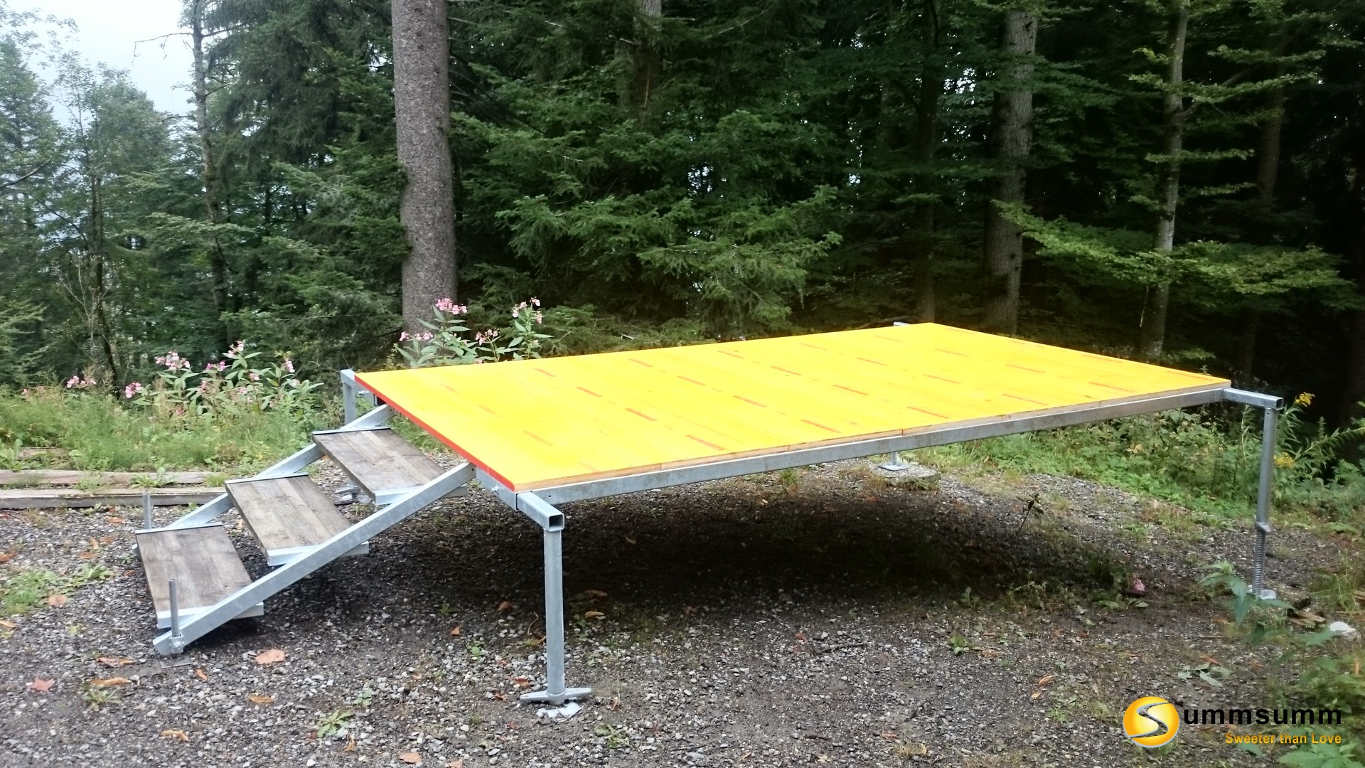 Treppe und Boden des BeeMobil