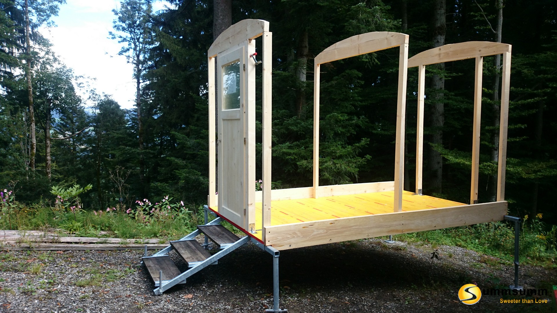 Vordere Wand mit Türe des BeeMobil